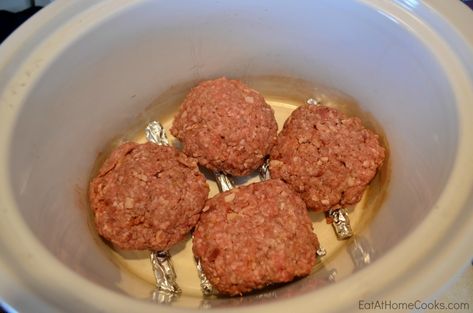 Burgers2 Salisbury Steaks, How To Cook Hamburgers, Slow Cooker Bacon, Slow Cooker Salisbury Steak, Eat At Home, Salisbury Steak Recipes, Paleo Crockpot, Crockpot Recipes Beef, Salisbury Steak