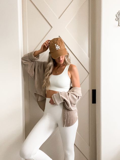 White Workout Set, Athlesuire Outfit, Neutral Loungewear, 2023 Lifestyle, Workout Sets Outfit, Comfy Spring Outfits, Spring Trends Outfits, Loungewear Fashion, California Outfits