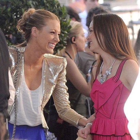 Gossip Girl Bts, Aesthetic 00s, Blake Lively Hair, 11 Aesthetic, Gossip Girl Cast, Blair And Serena, Stile Blair Waldorf, Gossip Girl Aesthetic, Leighton Meester