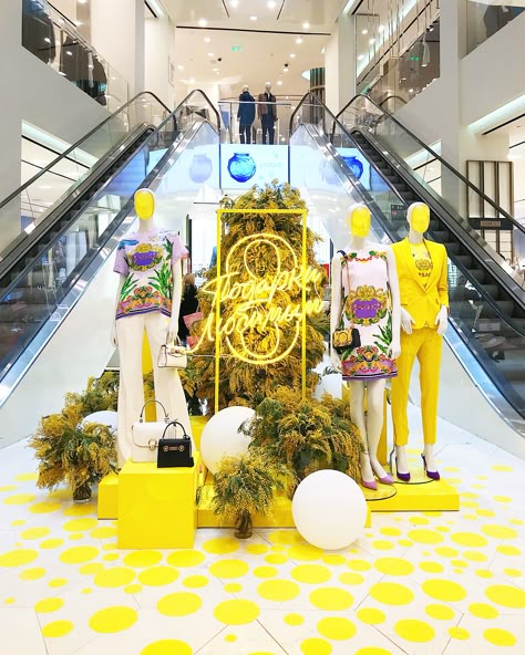 팝업스토어 Yellow Window Display, Department Store Display, Unique Mannequin, Fashion Displays, Visual Merchandising Displays, Window Display Design, Retail Inspiration, Spring Color Palette, Fashion Merchandising