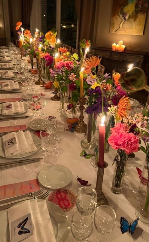 Diner Setting Table, Wild Flower Dinner Party, Summer Birthday Table Decor, Aesthetic Table Decor Dinner, Pretty Dinner Table, Long Table Dinner Party Indoor, Aesthetic Dinner Party Decor, Sorority Formal Decorations Ideas, Birthday Dinner Astethic