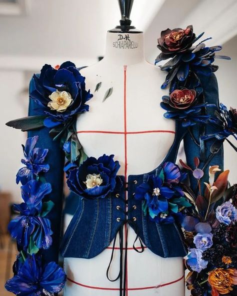 Schiaparelli Haute Couture, Couture Week, Fashion Inspiration Design, Textiles Fashion, Fall 2022, Event Rental, Flower Fashion, Art Clothes, Couture Dresses