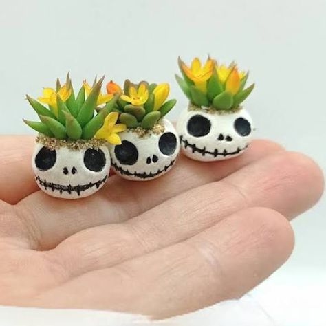 Clay Plants, Clay Succulents, Halloween Plants, Plant Pots Crafts, Clay Plant Pots, Dollhouse Halloween, Miniature Halloween, Mini Terrarium, Miniature Flowers