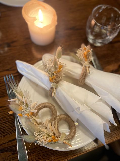 andmade napkin rings with natural twine and small bouquet of dried flowers - Wheat, Bunny tails, Oat, Quaking grass and Ruscus finished with ivory velvet ribbon. Perfect decoration at the dinner table or at weddings. Comes in a set of 4 rings. Feel free to reach out if you would like different colours or more than 4. Please note that dried flowers are very delicate and have to be handled with car. Some shedding can occur during transport but this is absolutely normal and happens naturally. Wi Dried Flower Napkin Ring, Napkin Bouquet, Napking Ring, Boho Napkin Rings, Diy Napkin Holder, Floral Napkin Rings, Thanksgiving Napkin Rings, Jute Flowers, Custom Wedding Napkins