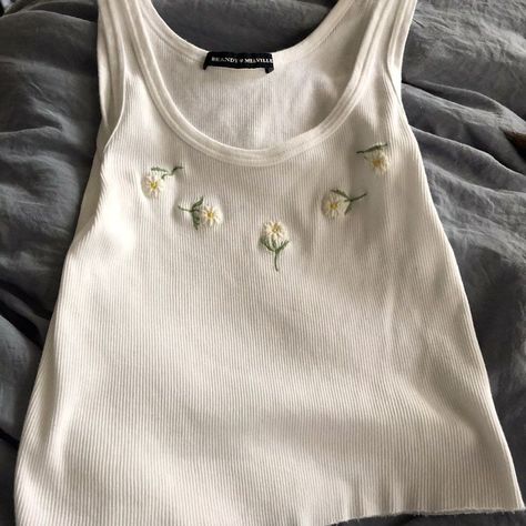 Brandy Melville Tank Top, Clothes Embroidery Diy, Brandy Melville Tank, Korean Outfit Street Styles, Videos Aesthetic, Diy Clothes Design, Embroidery Top, Cute Embroidery, Cute Tank Tops