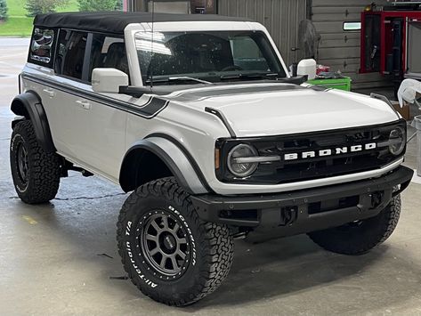 Ford Bronco Wrap Ideas, 2023 Bronco Accessories, New Ford Bronco, Does Bronco, Bronco Ford 2022, Bronco With Stripes, 2022 Ford Bronco Lifted, Bronco 2 Door, Bronco Retro Stripe