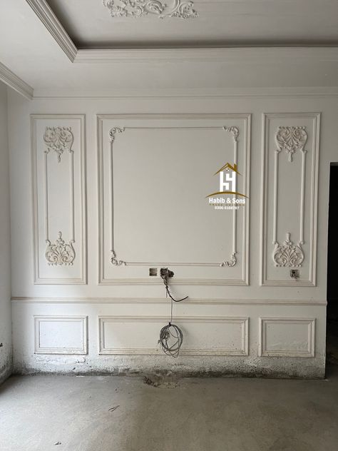 Traditional Wall Moulding, Ornate Wall Molding, Victorian Baseboards, French Moulding Wall, Dining Room Design Luxury, House Wall Design, House Interior Design Styles, Latest Living Room Designs, Hall Interior Design