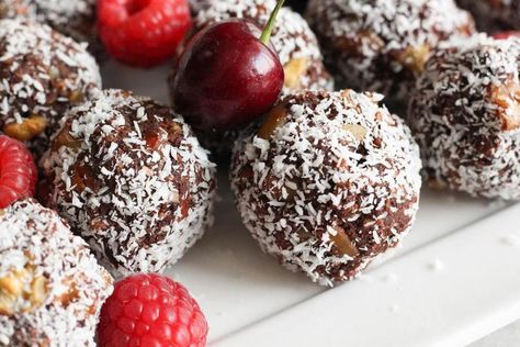 Healthy No-Bake Brownie Bites Recipe (sugar-free, dairy-free, gluten-free) | Liezl Jayne Liezl Jayne, No Bake Brownie Bites, Chocolate Brownie Bites, Healthy Chocolate Treats, Grain Free Brownies, Brownie Bites Recipe, Raw Brownies, Healthy No Bake, Kids Cooking Recipes