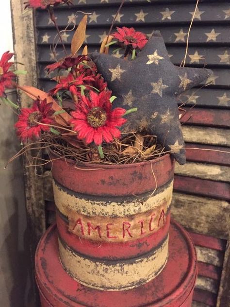 Galvanized Bucket Decor, Americana Coffee, 4th Of July Front Porch Decor, Antique Mall Booth Ideas, Easy Primitive Crafts, Bucket Decor, Patriotic Crafts Diy, Bucket Gifts, Rustic Arrangements