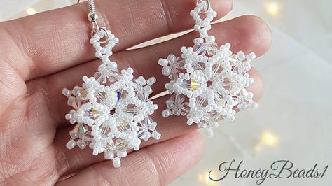 Bead Earring Pattern, Beaded Earrings Patterns Tutorial, Easy Beading Tutorials, Easy Beading, Christmas Beading, Christmas Jewelry Diy, Snowflake Jewelry, Beadwork Tutorial, Bead Weaving Tutorials