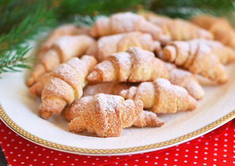 Try this tasty dessert using Smith's Milk and Sour Cream. Share it with the whole family! Nut Horns, Recipe With Cream Cheese, Recipes With Yeast, Sesame Cookies, Nut Rolls, Italian Cookies, Cheese Salad, Cream Cheese Recipes, Salad Bar