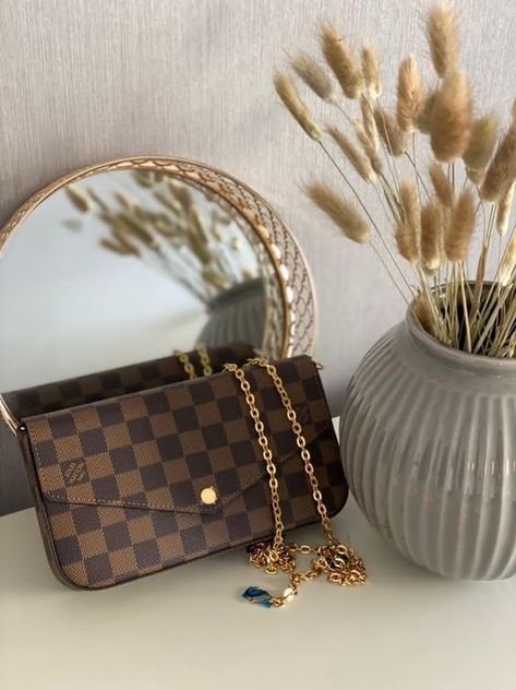 Felicie Pochette Louis Vuitton Outfit, Small Louis Vuitton Bag, Beige Ootd, Louis Vuitton Aesthetic, Neverfull Louis Vuitton, Felicie Pochette, Louis Vuitton Outfit, Louis Vuttion, Louis Vuitton Felicie Pochette