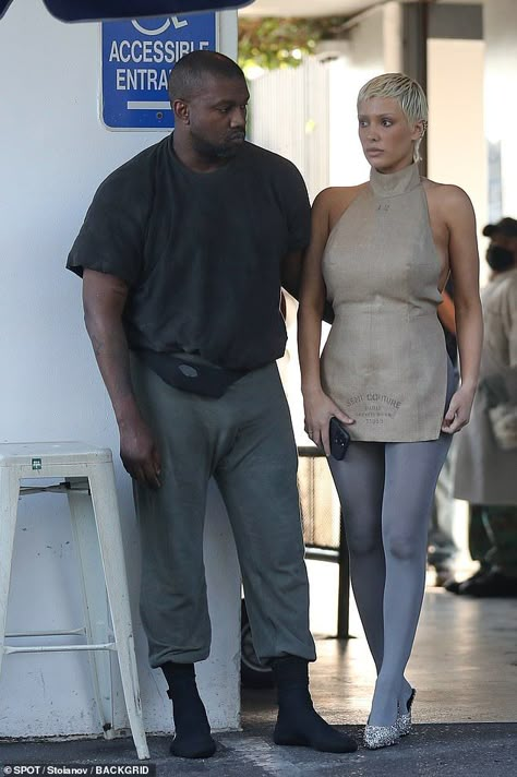 Kanye And Amber Rose, Accessorized Outfits, Photo Analysis, Sporty Outfits For Women, Fanny Pack Outfit, Sporty Hair, Kanye West Wife, Funny Yearbook Quotes, Kanye Fashion