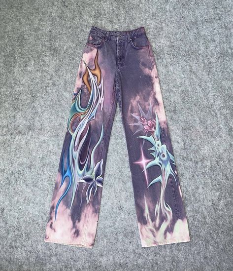 Reworked Pants, Diy Pants, Painted Clothes Diy, Upcycle Clothes Diy, Diy Fashion Clothing, Painted Clothes, Upcycled Fashion, Streetwear Fashion Women, Fashion Design Sketches