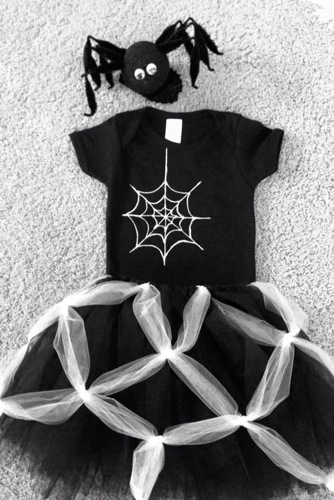 Homemade itsy bitsy spider costume, tutu, onesie and spider headband. Won't she look adorable? Halloween Spider Web Costume, Spider Tutu Costume, Spider Princess Costume, Spider Outfit Halloween, Itsy Bitsy Spider Costume, Spider Costume Diy, Toddler Spider Costume, Baby Spider Costume, Spider Costume Kids