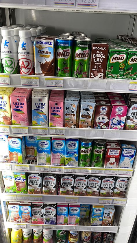 Snack Indomaret Aesthetic, Minuman Aesthetic, Cold Drinks Recipes, Nestle Chocolate, Retail Store Interior Design, Chocolate Fruit, Yummy Comfort Food, Chocolate Tea, Fruit Drinks