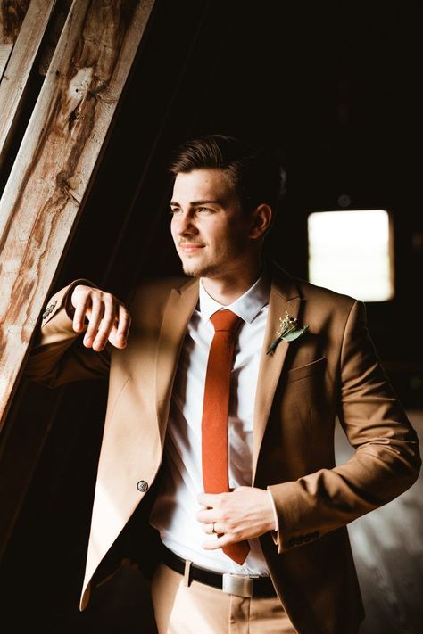 This groom rocked a tan suit + orange rust colored tie | Image by Afrik Armando Brown Suit Floral Tie, Brown Suit Groom, Brown Suits For Men Wedding, Brown Suit Wedding, Tan Suit Wedding, Brown Groomsmen, Men Tuxedo, Suits Groom, Beige Suit