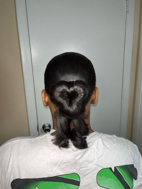 Sleek bun shaped like a heart Sleek Heart Bun, Heart Bun With Curls, Heart Shaped Slick Back Bun, Heart Swoop Bun, Heart Shaped Hairstyles For Black Women, Heart Bun Half Up Half Down, Heart Shaped Bun Hairstyles, Heart Slick Back, Low Bun For Prom