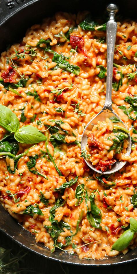 Sun-Dried Tomato and Spinach Risotto in a cast iron pan. Tomato Risotto Vegan, Tomato Rissoto Recipes, Veggie Risotto Healthy, Rice Dinners Vegetarian, Tomato Feta Risotto, Risotto Sun Dried Tomato, Sundried Tomato Risotto Recipes, Risotto With Spinach, Fancy Risotto Recipes