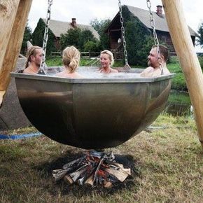 Il y a jacuzzi et jacuzzi... Vous pouvez aussi visiter notre rubrique sauna… Outdoor Baths, Tub Ideas, Cottage Gardens, Hot Tub Outdoor, Hot Tubs, Wicker Furniture, Diy Garden Decor, Design Case, Outdoor Living Space