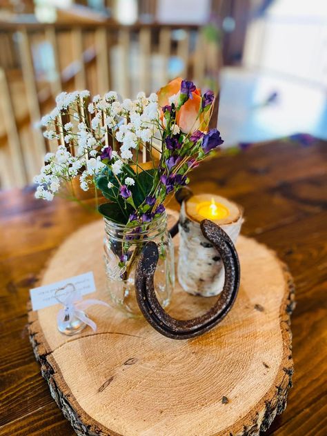 Western Style Wedding Centerpieces, Horse Wedding Ideas, Horse Wedding Theme, Cowgirl Bridal Shower, Horseshoe Crafts Projects, Gathering Ideas, Diamond Centerpiece, Wedding Horseshoes, Elegant Horse