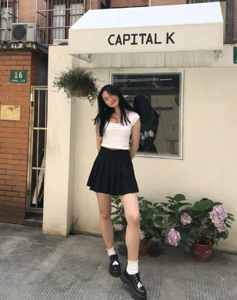 Korean Outfits With Black Skirt, Dark Blue Skirt Outfit, Black Midi Skirt Outfit Summer, Tennis Skirt Outfit Summer, Black Tennis Skirt Outfit, Black Skirt Outfit Summer, Blue Skirt Outfits, Korean Fashion Black, Black Tennis Skirt