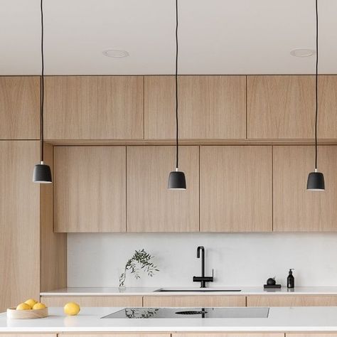 BORA on Instagram: "A harmonious combination of light oak and white quartz stone. 💫 The warm and natural materials in this beautiful kitchen project from the Finnish carpentry @puusepanliikeastikainen invite you to linger and enjoy.   How do you like wooden kitchen fronts?  Styling: @maikkihevari Photography: Visa Tulisalo  #morethancooking #woodenkitchen #kitchentrend #kitchendesign #oakkitchen #oak #kitcheninspiration" Wood Kitchen Minimalist, Minimal Oak Kitchen, Light Oak And White Kitchen, White Oak Kitchen Cabinets Modern, Modern White Oak Kitchen, Oak And White Kitchen, Kitchen White Oak, Light Oak Kitchen, Barndo Kitchen