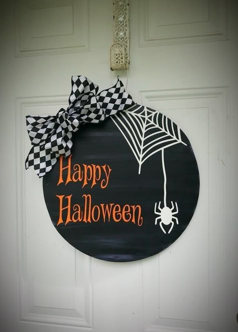 Moldes Halloween, Toilet Paper Art, Halloween Porch Sign, Halloween Wood Signs, Halloween Wood Crafts, Door Hangers Diy, Door Signs Diy, Halloween Door Hangers, Wooden Welcome Signs