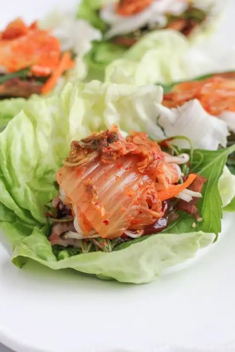 How To Enjoy Ssam: Korean Lettuce Wraps! If you've had samgyeopsal, grilled pork belly, chances are you've made and eaten ssam. Pork Belly Lettuce Wraps, Korean Lettuce Wraps, Salat Wraps, Wraps Recipes, Korean Pork, Pork Lettuce Wraps, Vegan Steak, Recipe Pork, Lettuce Wrap Recipes