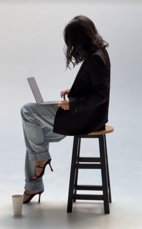 Mompreneur Aesthetic, Woman In Blazer, Girlboss Photoshoot, Typing On Laptop, Photoshoot Business, Blazer And Jeans, Background Sky, Inspiration Photoshoot, Business Portrait Photography