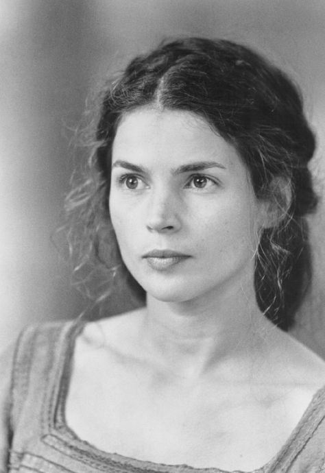 Julia Ormond in First Knight Julia Ormond, Stars D'hollywood, Legends Of The Fall, First Knight, 얼굴 드로잉, Richard Gere, Actrices Hollywood, Black And White Portraits, Iconic Women