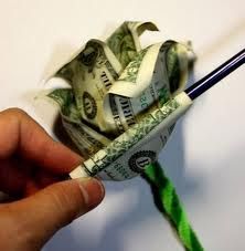 What a cute idea for a child's birthday or valentine gift. A flower made of dollar bills! You know they will love it! Folding Dollars Into Flowers, Peppermint Bowl, Dollar Rose, Money Folding, Money Cakes, Origami Money, Money Leis, Money Rose, Folding Money