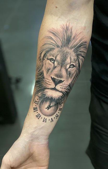 Tattoo Lion Men, Clock Lion Tattoo, Lion Clock Tattoo Design, Lion And Clock Tattoo Design, Lion And Compass Tattoo, Best Lion Tattoos Men, Lion Tattoo Men, Australia Tattoos, Leo Lion Tattoos