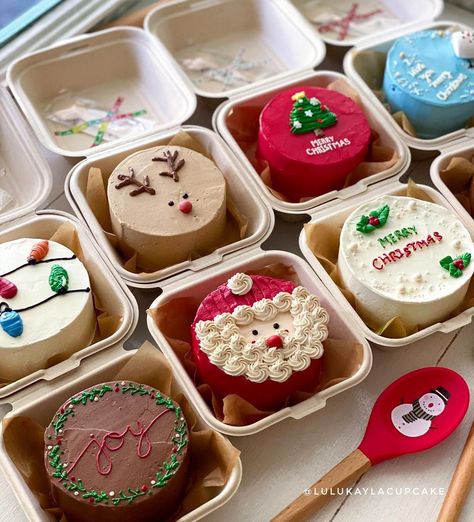 LuluKayla Cakes & Cupcakes on Instagram: “♥️🎄Spread the Christmas Cheer with our Bento Cake. They are not only trendy, they are also excellent for gifting🎄♥️…” Mini Christmas Cakes, Christmas Cookie Box, Christmas Cookies Gift, Tiny Cakes, Christmas Cake Designs, Christmas Cake Decorations, Xmas Cake, Winter Cake, Bento Cake