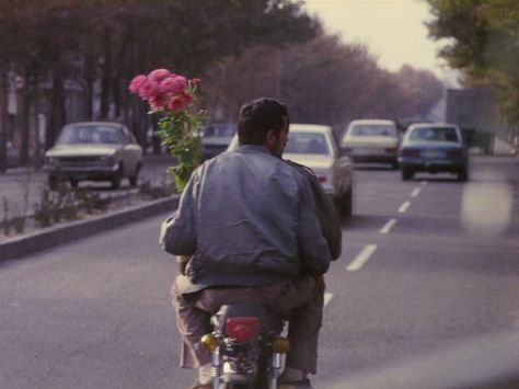 Robert Koehler writes that the late director honed “his ever-developing acute approach to modernism through whatever system in which he might find himself working.” Boyhood Aesthetic, Close Up 1990, Cinematic Wallpaper, Aesthetic Cinematography, Kelly Reichardt, Gus Van Sant, Video Poster, Princess Hours, Arab Aesthetic