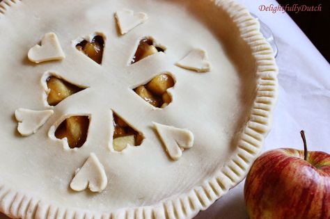 Heart Apple Pie, Apple Pie Top Crust Design Easy, Apple Pie Designs, Decorative Pie Crusts, Apple Tree Farm, Pretty Pie Crust, Creative Pie Crust, Heart Pie, Pie Crust Ideas