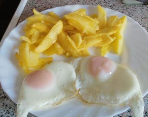 HUEVOS FRITOS CON PATATAS FRITAS FUSSIONCOOK: Las patatas con 1/2 medidor de aceite en MENU FREÍR 10 mn y los huevos, sin aceite, en MENÚ HORNO 3 mn. Huevos Fritos, Breakfast Delicious, Fried Eggs, The Breakfast, Fried Egg, Tortillas, This Morning, Homemade Recipes, Cheese