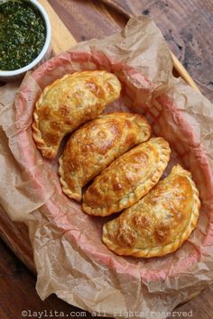 Baked empanadas with ground beef filling Homemade Empanadas, Empanada Recipes, Baked Empanadas, Beef Empanadas Recipe, Beef Picadillo, Ecuadorian Food, Empanadas Dough, Beef Empanadas, Meat Pies