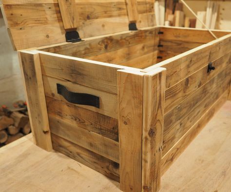 Diy Wood Chest, Reclaimed Wood Diy, Lumber Rack, Reclaimed Wood Projects, Wood Chest, Wood Pallet Projects, Wooden Chest, Build Something, Wood Working For Beginners