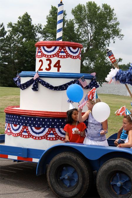 Winning Fourth of July Parade Floats Parade Float Diy, Parade Float Decorations, Fourth Of July Parade, Homecoming Floats, Bike Decorations, Parade Ideas, Floating Decorations, Cart Ideas, Skip To My Lou