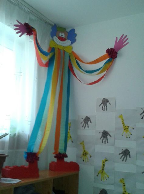 Farsangi dekoráció! Carnival Crafts, Theme Carnaval, Circus Crafts, Clown Party, Carnival Themes, Carnival Birthday, Circus Birthday, Class Decoration, Circus Theme