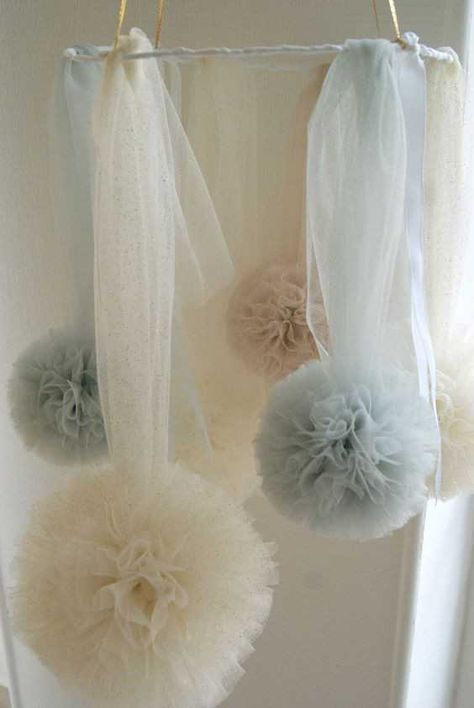 Pon pon tutorial (tessuto o tulle) metodo 1 - Fai da te - Forum Matrimonio.com Pompon Tulle, Girl Nursery Diy, Wedding Pom Poms, Tulle Decorations, Decorations For Bedroom, Tulle Crafts, Tulle Poms, Pom Pon, Tulle Wreath