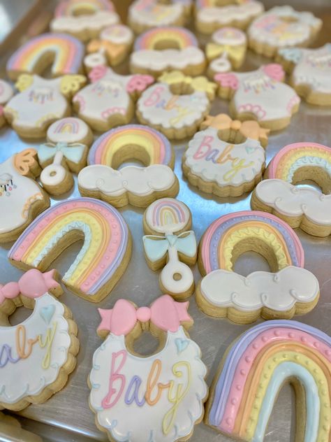 Rainbow Theme Gender Reveal, Pastel Rainbow Gender Reveal Party, Rainbow Gender Reveal Ideas, Baby Shower Nubes Y Arcoiris, Pastel Rainbow Baby Shower Theme, April Gender Reveal Ideas, Rainbow Baby Baby Shower Ideas, Rainbow Baby Gender Reveal Ideas, Baby Shower Arcoiris Decoracion