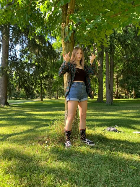 Grunge Outfits With Jean Shorts, Tomboy Style Summer Outfits, Summer Outfits With Flannels, Tomboy Outfit Summer, Shorts With Flannel Outfits, Cute Indie Outfits Summer, Shorts Skater Outfit, Spring Skater Outfits, Summer Outfits Flannel