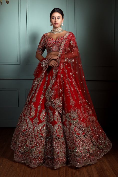 Bridal Lehenga Red Royal, Floral Bridal Lehenga, Sweetheart Neck Blouse, Red Bridal Lehenga, Embroidered Bridal Lehenga, Raw Silk Lehenga, Bridal Lehenga Designs, Floral Lehenga, Resham Embroidery