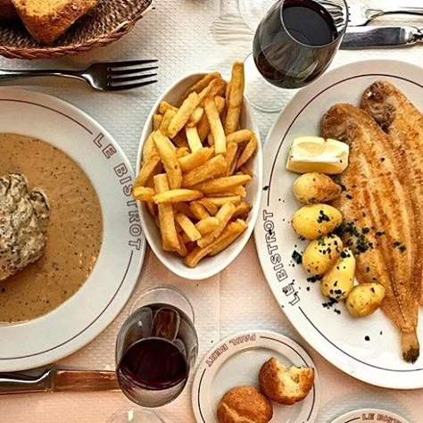 Paris Dinner, Paris Bistro, Dinner In Paris, Restaurants In Paris, Classic French Dishes, Bistro Food, Paris Food, French Dishes, Western Food