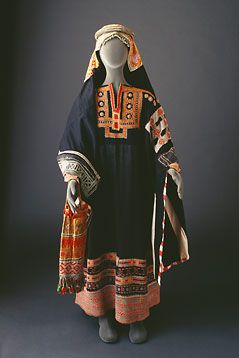 Sulaym thobe with finely embroidered yoke. The sleeves have patchwork along the shoulders and around the edges. The circular iqal (head-band ) is made of woven leather interspersed with silver beads and bound around a malleable core. Saudi Arabia Costume, Arabian Costume, Mode Abaya, Virtual Museum, Folk Dresses, المملكة العربية السعودية, Traditional Costume, Traditional Fashion, Historical Costume