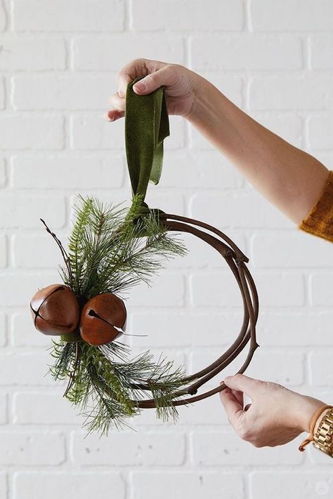 Modern Christmas Wreath, Natal Natural, Diy Magnolia Wreath, Navidad Natural, Christmas Wreath Ideas, Diy Christmas Wreaths, Grapevine Wreaths, Christmas Wreaths To Make, Christmas Wreaths For Front Door