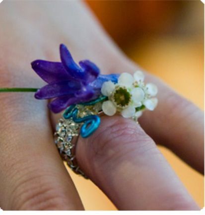 Finger Corsage, Corsage Ring, Ring Corsage, Unique Corsage, Dyi Flower, Prom Pictures Ideas, Harvest Moon Wedding, Ring Bouquet, Prom Ring