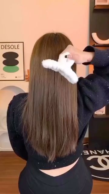 Hairstyles | makeup on Instagram: "Amazing claw clip hack 😍😍 @hairstyls_tips ❃ Follow @hairstyls_tips to get more hair style ideas and learn simple beautiful hair styles 💓 • • #hairstyleideas #videohair #braidtutorial #hairtutorialvideo #hairvideotutorial #hairstyletutorial #braidoftheday #braidsofinstagram #hairglamvideos #tutorialhairdo #hairvideoshow #naturalhairtutorial #tutorialhair #cutehairstyles #marcbeauty #tutorialvideo #braidinglife #hairofinstgram #braidinspo #hairdecoration #hair Hair Style Korea, Hairstyles For Layered Hair, Hair Tips Video, Clip Hairstyles, Hair Tutorials Easy, Front Hair Styles, Hair Up Styles, Hair Ponytail Styles, Bun Hairstyles For Long Hair